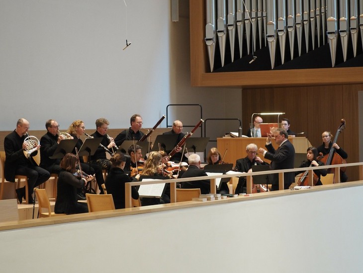 Das Leipziger Propsteiorchester unter Leitung von Stephan Rommelspacher. © Regina Nothelle