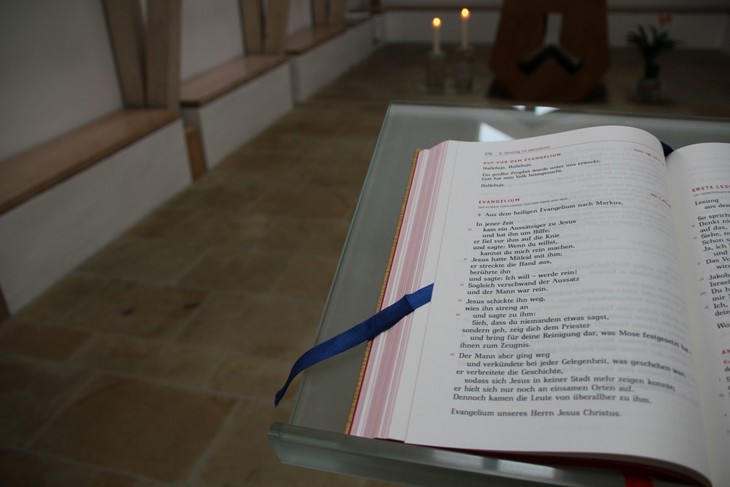 Lektionar auf dem Ambo in der Kapelle von Haus HohenEichen © Haus HohenEichen / Claudia Arnold