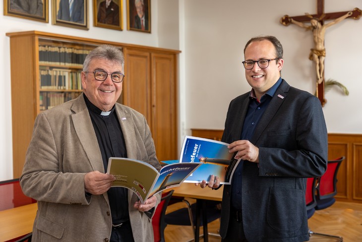 Die Autoren der neuen Broschüre „Leuchtfeuer des Glaubens“: Bonifatiuswerk-Generalsekretär Monsignore Austen (li.) und Daniel Born, Referent im Bereich „Missionarische und diakonische Pastoral“ (Foto: Hartmut Salzmann)