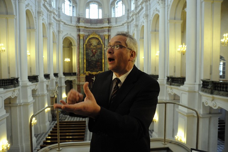 Domkapellmeister Matthias Liebich beim Dirigieren der Kapellknaben in der Dresdner Kathedrale. © Dresdner Kapellknaben