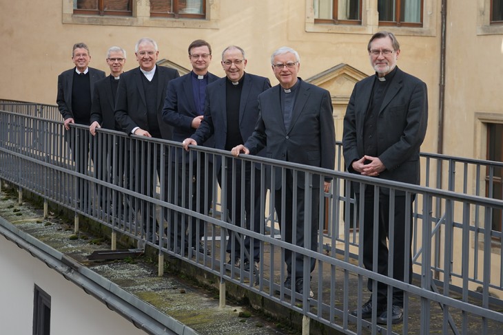 Tagungsteilnehmer (v.l.n.r.): Die Generalvikare Pater Manfred Kollig SSCC (Berlin) und Dr. Alfred Hoffmann (Görlitz). Bischof Heinrich Timmerevers und der Stellvertretende Generalvikar Ulrich Dombrowsky für das Bistum Dresden-Meißen. Aus Görlitz Bischof Wolfgang Ipolt und aus Berlin Erzbischof Dr. Heiner Koch und Weihbischof Dr. Matthias Heinrich. © Dr. Samuel-Kim Schwope