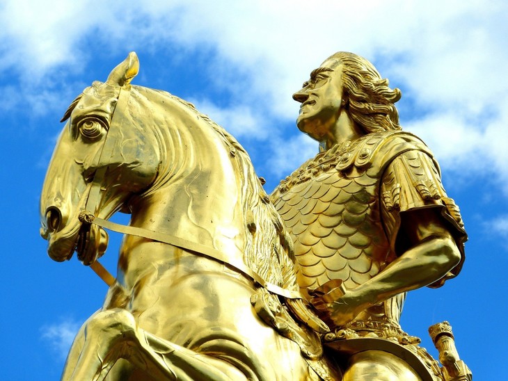 Ob wohl auch die Dresdner Figur des Goldenen Reiters ihren Platz in den Erzählungen zum Advent finden wird?