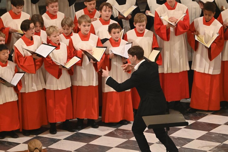 Die Dresdner Kapellknaben mit ihrem Leiter Domkapellmeister Christian Bonath.