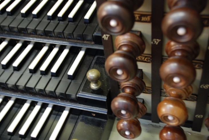 Detail des Spieltischs der Silbermannorgel der Dresdner Kathedrale. © Michael Baudisch
