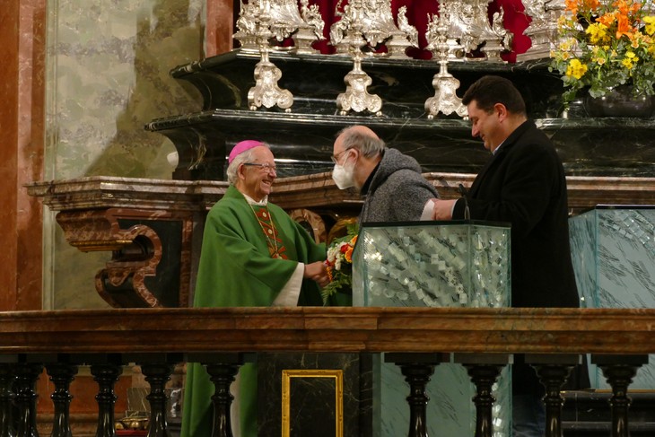 Bischof emeritus Joachim Reinelt (links) dankte im Gottesdienst zur Verabschiedung Dr. Johannes  Hintzen für seinen langjährigen Dienst im Bistum. Rechts: Dr. Christian März, Abteilungsleiter Diakonische Pastoral. © Ulrich Clausen