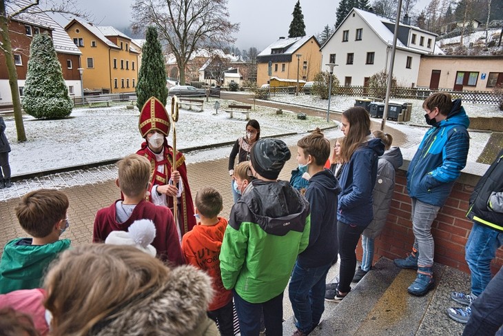 Stephan Schubert brachte bereits im Jahr 2021 Kindern die Geschichten vom heiligen Nikolaus näher. © Laurenz Grieger