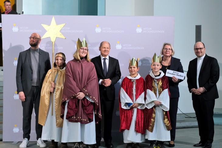 Die Sternsinger aus Altenburg vertraten das Bistum Dresden-Meißen beim Besuch im Bundeskanzleramt. © Ralf Adloff