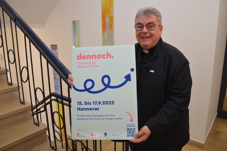 Monsignore Georg Austen ist Generalsekretär des Bonifatiuswerkes. Er stellt das Plakat zur „dennoch-Konferenz“ vor. © Marius Thöne/Bonifatiuswerk