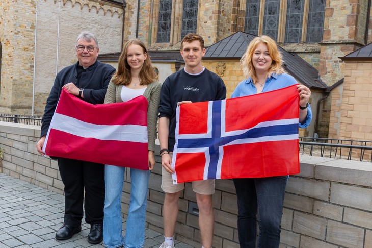 Marika Rehor und Gregor Schneider freuen sich auf ihre Zeit im Ausland (v.l.). Bonifatiuswerk-Generalsekretär Monsignore Georg Austen (l.) und Projektreferentin Marisa Grummich (r.) wünschen ihnen alles Gute. © Hartmut Salzmann