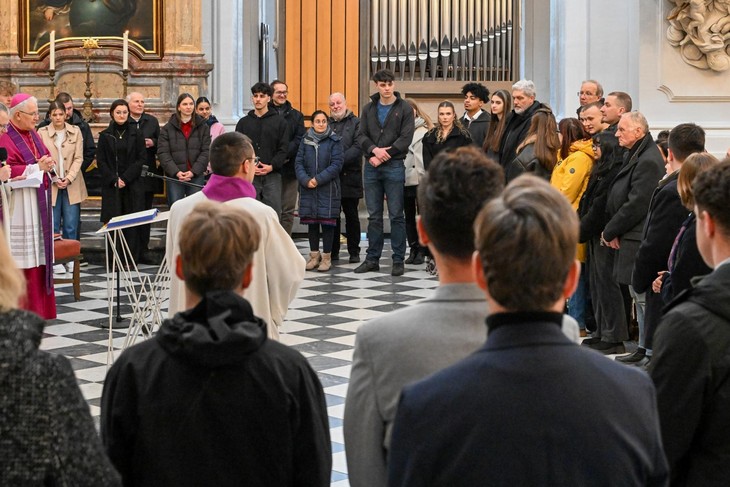 Andacht der erwachsenen Taufbewerberinnen und -bewerber mit Bischof Heinrich Timmerevers in der Dresdner Kathedrale. © Norbert Büchner