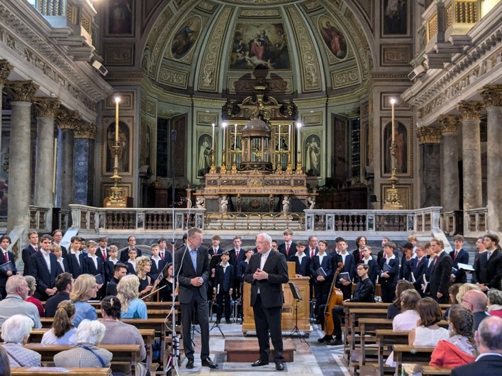 Matthias Kopp (Mitte, links) und Bischof Heinrich Timmerevers (Mitte, rechts) vor dem Chor der Kapellknaben. © Andreas Gäbler