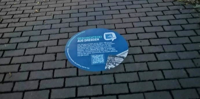 Über QR-Code-Sticker, die an den historischen Orten auf den Boden geklebt sind, können die Zeitzeugenberichte in Dresden abgerufen werden. © KAS