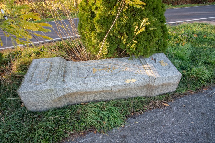 Umgestoßener Sockel eines Wegkreuzes. © Rafael Ledschbor / Katolski Posol