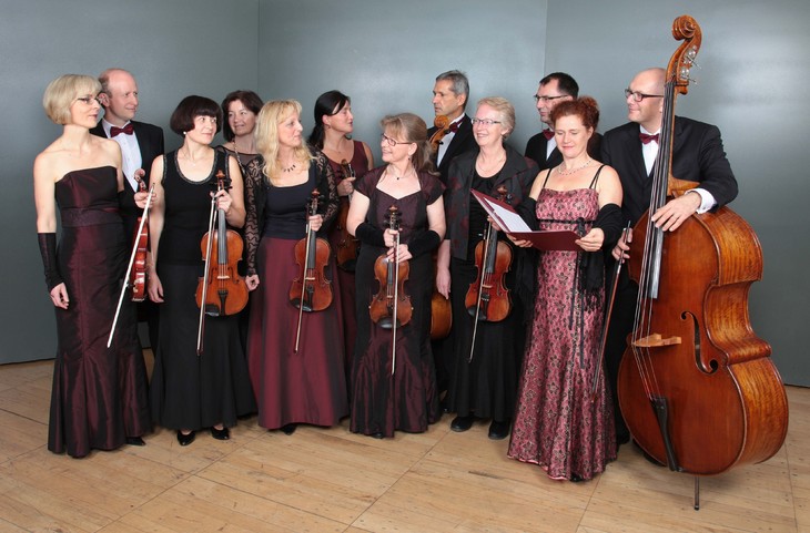Das Salon-Streichorchester Dresden ist zum Neujahrskonzert in Schmochtitz zu Gast.