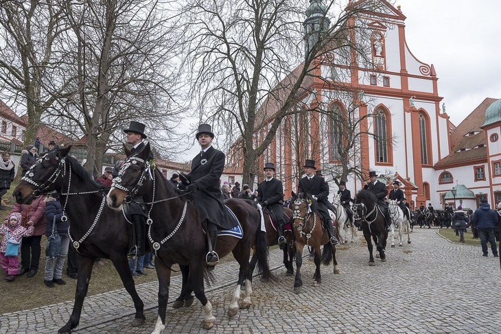 Die Osterreiter 2018 im Klosterhof der Abtei St. Marienstern (Panschwitz-Kuckau). © Bernd Heinze