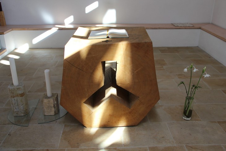 Licht und Schatten auf dem Altar der Kapelle in HohenEichen © Claudia Arnold