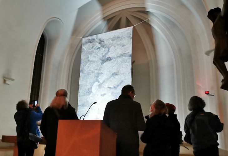 Für viel Interesse sorgt das Werk  "Zeuginnen ohne Text" von Sabine Herrmann in der Chemnitzer Propsteikirche. © Klaus Killisch