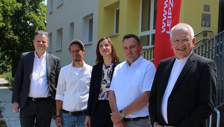 Freuen sich über die gelungene Sanierung (v.l.n.r.): Tobias Strieder (Vorstandsvorsitzender Caritas Leipzig), Simon Jahn (Einrichtungsleiter St. Hilarius Haus), Vicki Felthaus (Bürgermeisterin und Beigeordnete für Jugend, Schule und Demokratie), Jürgen Petersohn (Vorstand Caritas Leipzig) und Bischof Heinrich Timmerevers. © Lucia Henneke