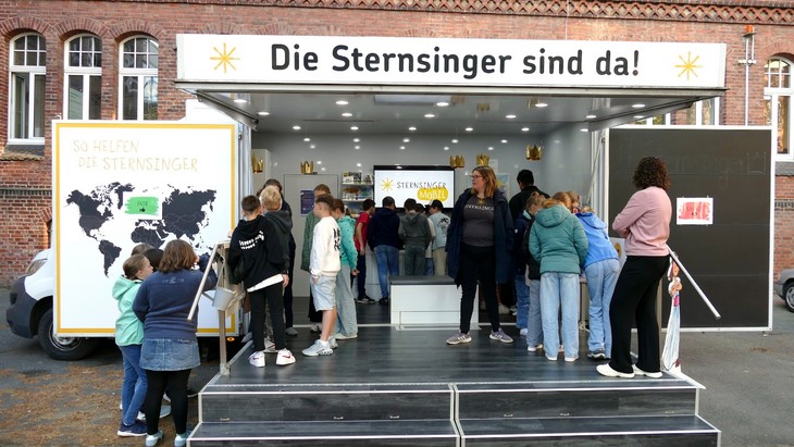 Nachdenken und diskutieren ist angesagt, bei den Stationen im Sternsingermobil. © Urte Podszuweit / Kindermissionswerk