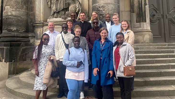 Am Wochenende empfing die Gäste und eine Schuldelegation Generalvikar Andreas Kutschke in der Dresdner Hofkirche. © Andreas Golinski