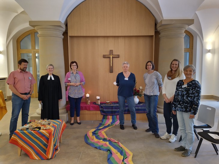 Michael Seimer, Männerarbeit in der EVLK; Angelika Behnke, Pfarrerin Frauenkirche; Claudia Leide, Familienpastoral im Bistum; Beate Schütz, Caritas Schwangerenberatung; Uta Jarsumbeck, Kaleb-Zentrum; Anne Kathrin Rog, ehrenamtliche Mitarbeiterin; Kornelia Schmidt, donum vitae Schwangerenberatung