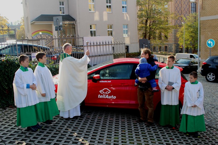 Pfarrer Bertram Wolf segnet das teilAuto-Fahrzeug zur Eröffnung der Station Sankt-Elisabeth in Gera. © Christine Mummert