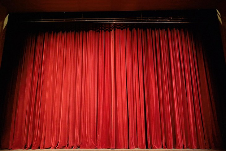 Symbolbild: Vorhang auf heißt es beim Theaterworkshop im IBZ St. Marienthal in Ostritz. © pixabay