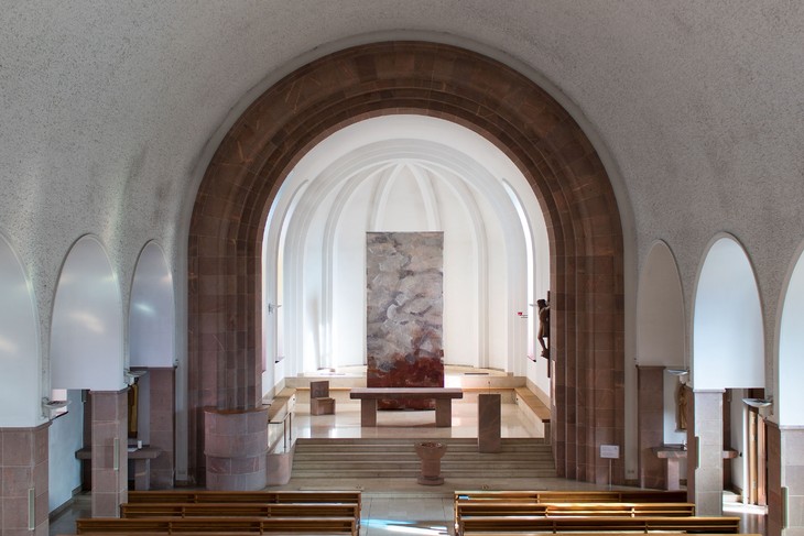 Blick in die Chemnitzer Propsteikirche mit dem Werk von Sabine Herrmann. © Klaus Killisch