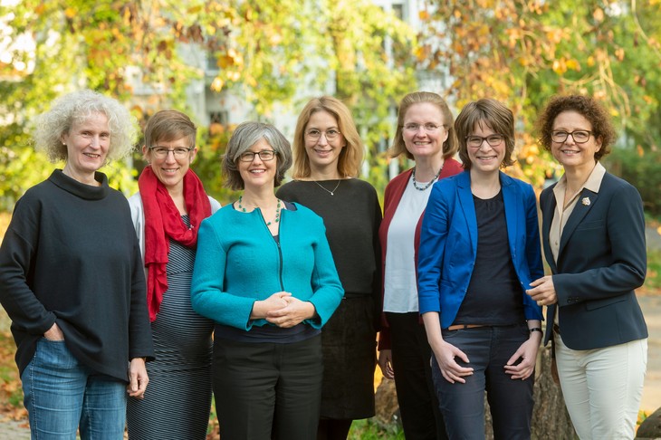 Der Vorstand des Hildegardis-Vereins e.V. (v.l.): Petra Dierkes, Dr. Regina Illemann, Geschäftsführerin Birgit Mock, Prof. Dr. Caroline Straub, Vereinsvorsitzende Prof. Dr. Charlotte Kreuter-Kirchhof, Dr. Hannah Schepers und Dr. Monika Arzberger. Nicht im Bild: Dr. Iris Müller-Limbach. © Barbara Frommann/Hildegardis-Verein