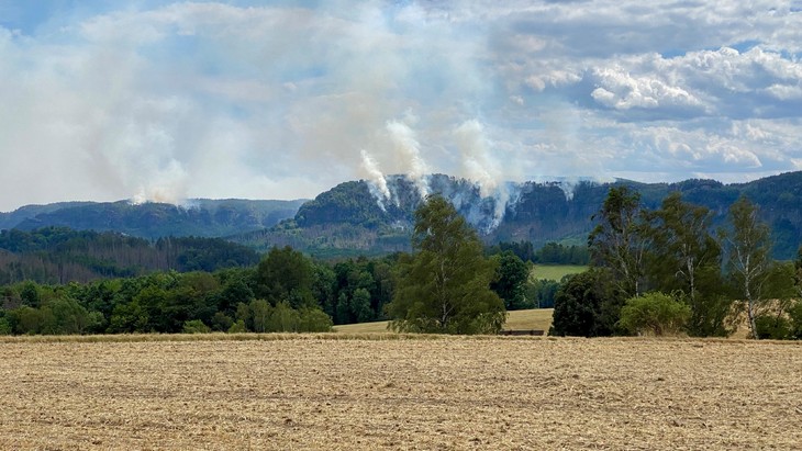 Feuer und Rauchschwaden in der „Hinteren Sächsischen Schweiz“, von Lichtenhain aus gesehen. © Pfarrer Johannes Johne