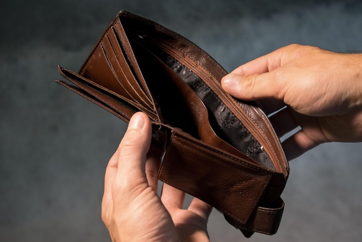 Symbolbild: Zunehmend bekommen Menschen beim Blick  in den Geldbeutel Sorgen. © Pixabay