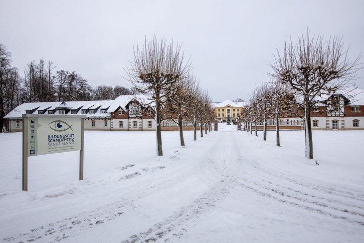 Einfahrt zum Bildungsgut Schmochtitz St. Benno im Winter.