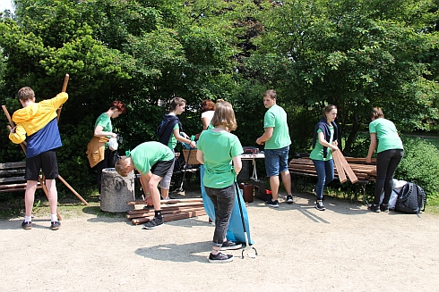 Bänke aufmöbeln und Müll aufsammeln im Frei-Otto-Park